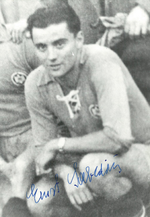 (1920-1986) Originalsignatur auf s/w-Reprofoto vom verstorbenen DFB-Nationalspieler Ernst Sabeditsch. Selten auf Foto!.