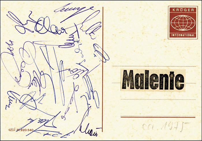 Nationalmannschaft 1975  | Postkarte aus Malente vom Traingslager von Deutschland 1975 mit ca. 18 Originalsignaturen der deutschen Fußball Nationalmannschaft, 15x10,5 cm.