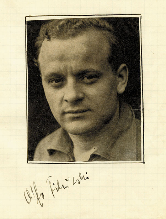 (1912-1991) Autogrammbuchseite mit Originalsignatur von Otto Tibulski. Schalker Legende und 6-facher Deutscher Meister. 2 DFB A-Fußballländerspiele 1936-1939. Mit aufmontiertem S/W-Magazinfoto, 20,5x15,5 cm.