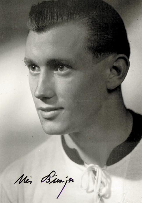 (1933-2011) 7 A-LS 1954-58. S/W-Foto mit Originalsignatur vom Weltmeister 1954 Uli Biesinger. Ca. 15x10,5 cm.