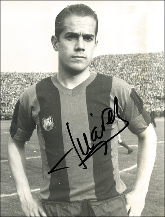 (1935-2023) S/W-Pressefoto mit Originalsignatur von Louis Suarez im Trikot des FC Barcelona 1960. Europas Fußballer des Jahres 1960, Europameister mit Spanien 1964, Europapokalsieger mit Inter Mailand 1964+65, WM-Teilnehmer 1962+66. 24,5x18,5 cm.