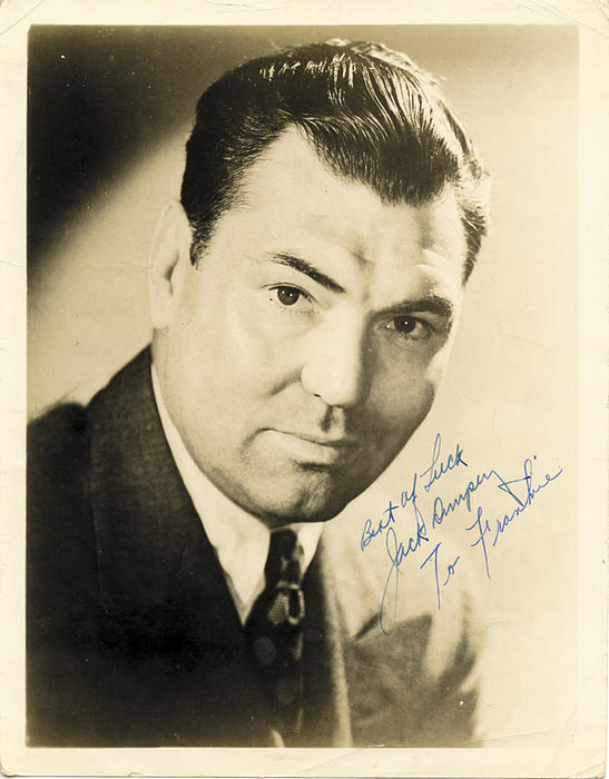 (1895-1983) Altes S/W-Foto von Jack Dempsey (USA) mit original Widmung, 26,5x20,5 cm.