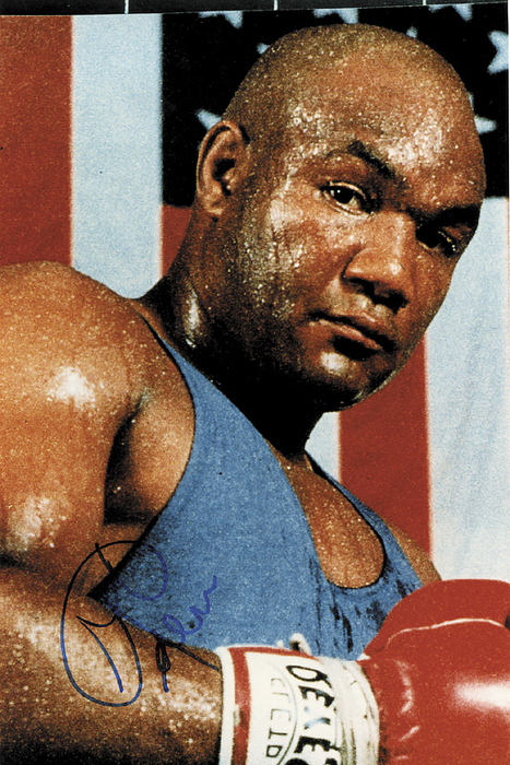 1949-2025) Farb-Reprogroßfoto mit Originalsignatur von Boxlegende George Foreman (USA). Olympiasieger 1968 im Schwergewicht und mehrfacher Weltmeister im Schwergewicht. 30,5x20 cm.