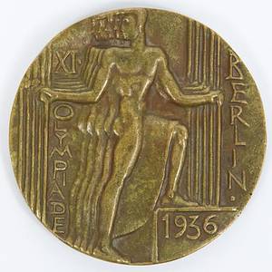 Offizielle Teilnehmermedaille für die Olympischen Sommerspiele von Berlin 1936 (v. Otto Placek). Mit Randpunze "Guss. H.Noack Berlin" Bronzeguß brauner Patina. 7 cm. - Bild 2