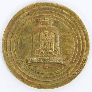 Offizielle Teilnehmermedaille für die Olympischen Sommerspiele von Berlin 1936 (v. Otto Placek). Mit Randpunze "Guss. H.Noack Berlin" Bronzeguß brauner Patina. 7 cm. - Bild 3