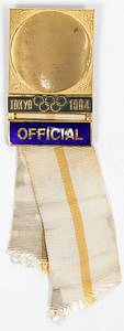 Offizielles Teilnehmerabzeichen Olympische Spiele Tokyo 1964 „Official“. Bronze, vergoldet. Schriftleiste blau emailliert. Weiß-gelben Seidenband. 14x3,8cm. - Bild 2