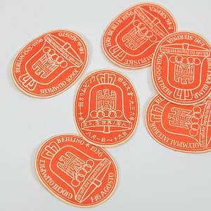 8 verschiedene Werbevignetten der Olympischen Spiele Berlin 1936 in verschiegenen Sprachen, je 3,5x2,8 cm. - Bild 4