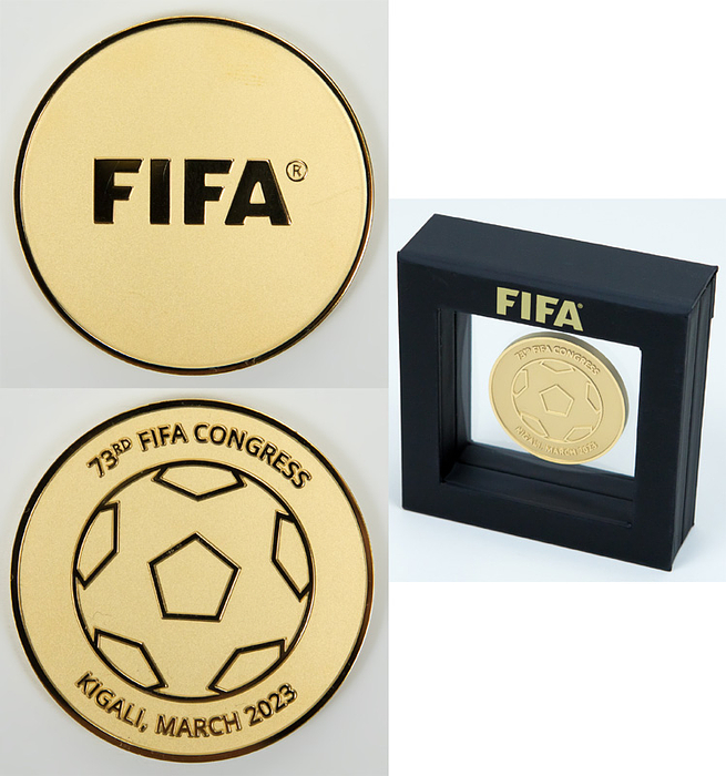 Vergoldete Teilnehmermedaille zum 75th FIFA Congress. Kigali, March 2023. 5 cm. Im original Etui.