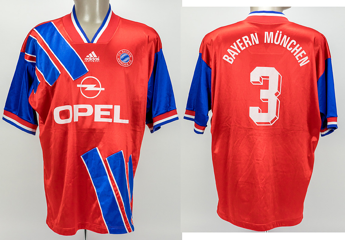 Original match worn Spielertrikot vom FC Bayern München mit der Rückennummer 3. Getragen von Christian Ziege in einem Spiel der Fußball Bundesliga in der Saison 1992/1993. Ziege ist 72-facher Nationalspieler von Deutschland. Status: AAB.