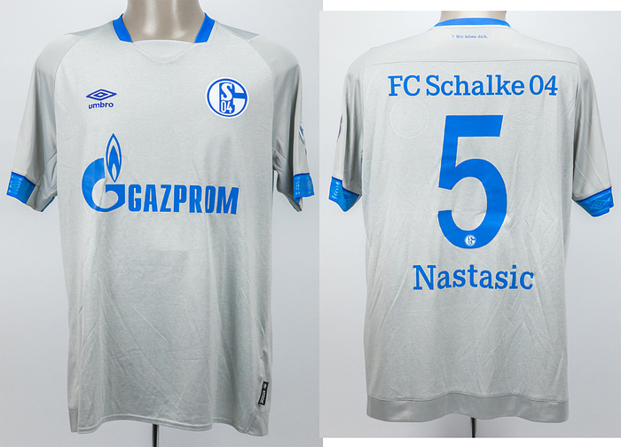 Original match worn / issued Spielertrikot vom FC Schalke 04 mit der Rückennummer 5. Getragen von Matija Nastasic am 17.08.2018 im Spiel des DFB Pokals gegen den 1.FC Schweinfurt 05. Schweinfurt - Schalke 0:2. Natasic ist 34-facher Nationalspieler von Serbien. Status:AAB.