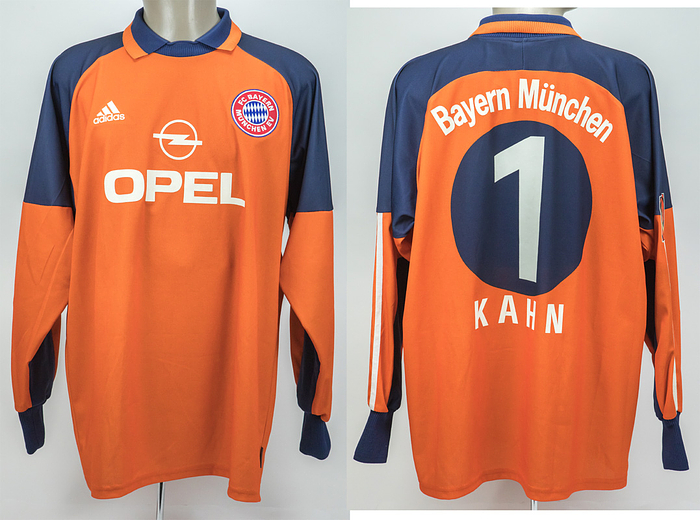 Original match worn Torwart-Trikot von Bayern München mit der Rückennummer 1. Getragen von Oliver Kahn am 17.03.2001 im Spiel der Fußball Bundsliga gegen den TSV 1860 München. 1860 - Bayern 0:2. Seltene Trikotversion. Kahn ist Fußball-Europameister 1996 und Vize-Weltmeister 2002. Status:AAC.