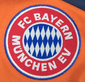 Original match worn Torwart-Trikot von Bayern München mit der Rückennummer 1. Getragen von Oliver Kahn am 17.03.2001 im Spiel der Fußball Bundsliga gegen den TSV 1860 München. 1860 - Bayern 0:2. Seltene Trikotversion. Kahn ist Fußball-Europameister 1996 und Vize-Weltmeister 2002. Status:AAC. - Bild 4