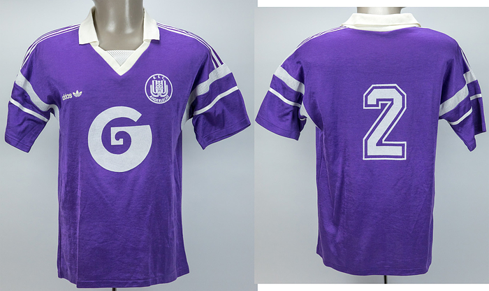 Original match worn Spielertrikot vom RSC Anderlecht  mit der Rückennummer 2. Getragen von Adri van Tiggelen in einem Europa League Spiel zwischen 1987 und 1990 für den RSC Anderlecht. Mit original COA von Classic Football Shirts. Status:AAA.
