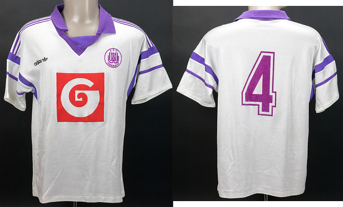 Original match worn Spielertrikot vom RSC Anderlecht  mit der Rückennummer 4. Getragen von Adri van Tiggelen in einem Europa League Spiel zwischen 1987 und 1990 für den RSC Anderlecht. Mit original COA von Classic Football Shirts. Status:AAA.