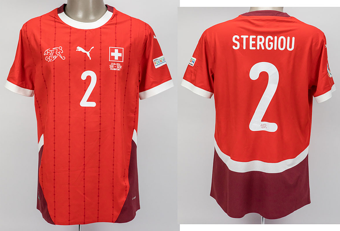 Original match worn Spielertrikot von der Schweiz mit der Rückennummer 2. Vorbereitet für Leonidas Sterigiou am 23.06.2024 im Gruppenspiel der Fußball Europameisterschaft gegen Deutschland. Schweiz - Deutschland 1:1. Status:AAB.