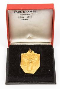 Offizielle Siegermedaille der FIFA für die ungarische Mannschaft für den 2.Platz bei der 5.Fußball-Weltmeisterschaft 1954 in der Schweiz. „Championat du Monde Coupe Jules Rimet Suisse 1954" Silber, vergoldet (gestempelt, 925er Silber.  Hersteller: "PEKA"), 3,6x2,3 cm. Im original Pappetui mit goldgeprägtem Deckel und Pappscharnier (5,5x5,5x1,4 cm). - Bild 4