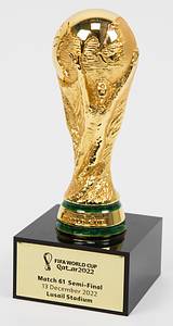 FIFA Weltpokal. Vergoldeter Tombakpokal auf schwarzem Sockel, dieser mit Metallschild mit WM 2022 Logo und Inschrift „FIFA World Cup Quatar 2022. Match 61 Semi-Final 13 December 2022 Lusial Stadium“ (Argentinien v Kroatien 3:0). Höhe 15 cm. In original Verpackung. - Bild 3