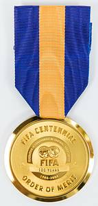 FIFA-Orden „FIFA-Centennial ORDER OF MERIT“ 2004 in Gold. In Originalkassette mit dazugehörige Ordenspin. Größe der Kassette 16,5x11xx3,5 cm; „Order of Merit“ vergoldet, 4,5 cm mit original Seidenband; Pin, vergoldet, 2,5x2,2 cm. - Bild 2