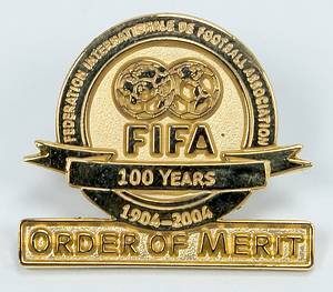FIFA-Orden „FIFA-Centennial ORDER OF MERIT“ 2004 in Gold. In Originalkassette mit dazugehörige Ordenspin. Größe der Kassette 16,5x11xx3,5 cm; „Order of Merit“ vergoldet, 4,5 cm mit original Seidenband; Pin, vergoldet, 2,5x2,2 cm. - Bild 4