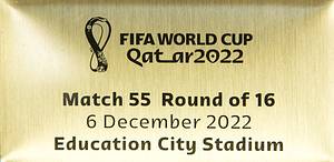 FIFA Weltpokal. Vergoldeter Tombakpokal auf schwarzem Sockel, dieser mit Metallschild mit WM 2022 Logo und Inschrift „FIFA World Cup Quatar 2022. Match 55 Round of 16 6 December 2022 Education City Stadium“ (Marokko v Spanien 0:0). Höhe 15 cm. In original Verpackung. - Bild 4
