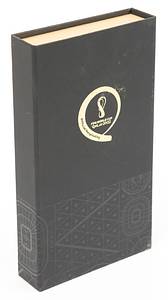 Offizielle Spielplakette von der Fußball - Weltmeisterschaft 2022 in Quatar vom Vorrundenmatch Korea v Portugal mit der Aufschrift "Korea Republic - Portugal Match 46. December 02, 2022 . 6 PM. Education City Stadium Group H" (2:1) mit Sockel (7,5x7,5 cm) mit der Aufschrift "FIFA World Cup Quatar 2022". Kupfer mit aufgesetztem WM Logo aus Silber, 15x7,5 cm In original Box. - Bild 2