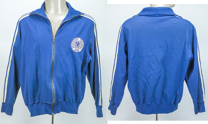 Original match worn Trainingsjacke von Deutschland getragen von Günter Netzer in dem Länderspiel Polen v Deutschland (1:3) am 10.10.1971 in Warschau. Status:AAA.