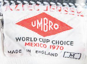 Original match worn Spielertrikot von Deutschland mit der Rückennummer 11, getragen von Werner Weist in dem U-23 Länderspiel Deutschland v Polen am 16.11.1971 in Bremen. Weist schoß in diesem Spiel ein Tor. Status:AAA --Am 17.11. spielte die DFB A-Nationalmannschaft ebenfalls gegen Polen, in absolut identischen Trikots! Dieses Trikot wurde auch bei der Fußball - Weltmeisterschaft 1970 in Mexiko vom DFB vorbereitet, doch die langarm Variante kam aufgrund der hohen Temperaturen nicht zum Einsatz!. - Bild 6