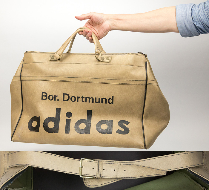 "Bor. Dortmund Adidas" original Sporttasche von Werner Weist als Spieler von Borussia Dortmund 1970. Kunstleder, ca. 52x40x24 cm.