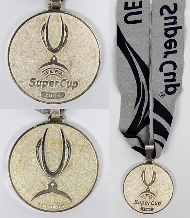 Offizielle Siegermedaille von Barcelona CF für das Endspiel um den Supercup am 25.8.2006 in Monaco: CF Barcelona v Sevilla FC (0:3) mit der Aufschrift "UEFA Super Cup 2006". Silber (gepunzt, 925er Silber, Gewicht: 66 Gramm), 5 cm mit original Seidenband.