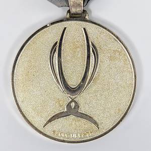 Offizielle Siegermedaille von Barcelona CF für das Endspiel um den Supercup am 25.8.2006 in Monaco: CF Barcelona v Sevilla FC (0:3) mit der Aufschrift "UEFA Super Cup 2006". Silber (gepunzt, 925er Silber, Gewicht: 66 Gramm), 5 cm mit original Seidenband. - Bild 4
