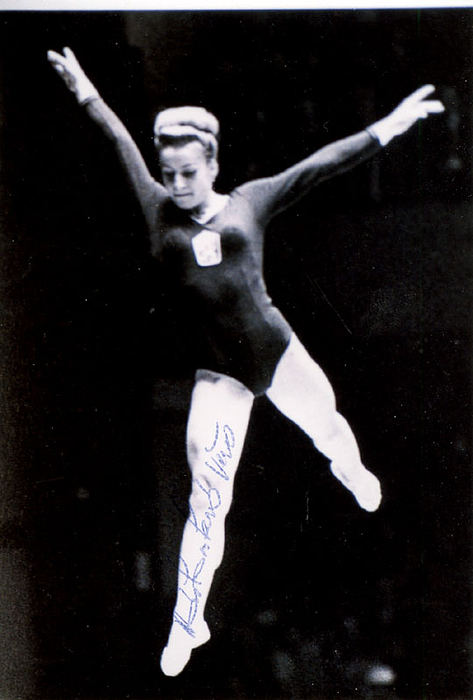 1942-2016) S/W-Reprofoto mit original Signatur von Vera Caslavska (CSR). Mehrfache Medaillengewinnerin im Turnen bei den Olympischen Spielen 1960 bis 1968: 7x Gold 4x Silber. 14,5x10 cm.