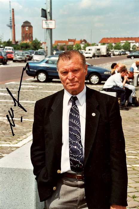 (1935-2008) Farbfoto mit Originalsignatur von Boris Anfijanowitsch Schachlin. Sowjetischer Kunstturner. Bei den Olympischen Spielen 1956, 1960 und 1964 insgesamt 7x Gold, 4x Silber und 2x Bronze. Damit ist er 13. in der ewigen Bestenliste der Sommerspiele. 18,5x13 cm.