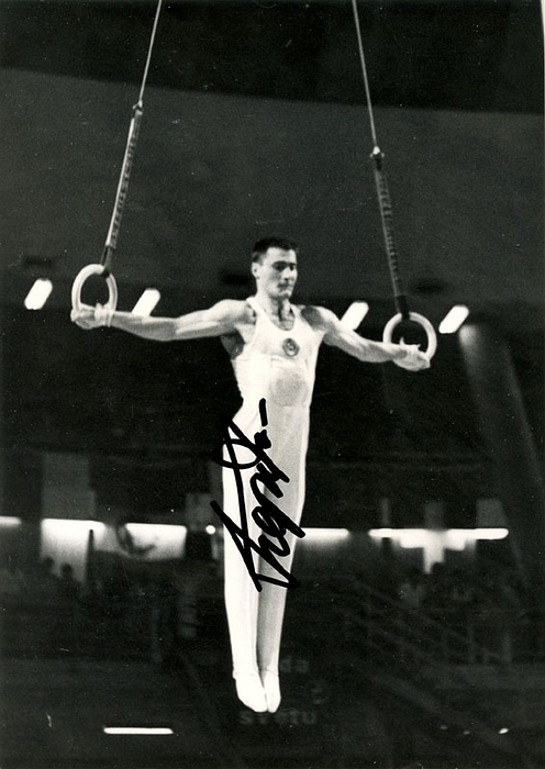 S/W-Pressefoto mit original Signatur von Waleri Kerdemelidi (URS). Silbermedaille im Turnen Mehrkmapf mit der UdSSR bei den Olympischen Spielen 1960, 18x13 cm.