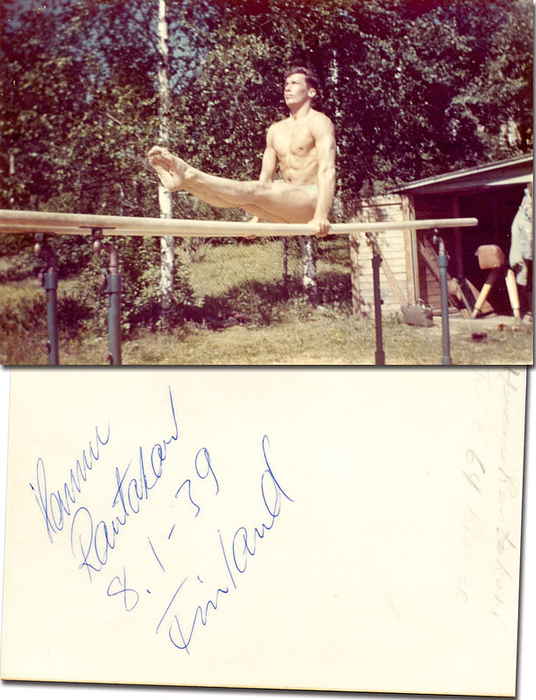 (1939-2018) Farbfoto von Hannu Rantakari (FIN) mit original Signatur auf der Rückseite. Bronzemedaille im Pferdsprung bei den Olympischen Spielen 1964, 13x9 cm.