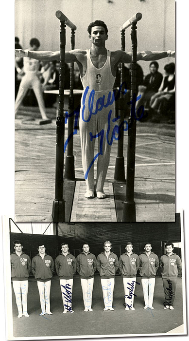 Bronzemedaille im Turnen Mehrkampf Herren für die DDR bei den Olympischen Spielen 1972. S/W-Pressefoto mit 7 original Signaturen: Matthias Brehme (1968 Bronze Team), Wolfgang Klotz (1976 Bronze Team), Klaus Köste (1943-2012; 1964 Bronze Team, 1968 Bronze Team, 1972 Gold Pferdsprung), Jürgen Paeke, Reinhard Rychly Wolfgang Thüne und Peter Weber (1938-2024; Nationaltrainer). 14,5x10,5. Dabei S/W-Pressefoto mit original Signatur von Klaus Köste (1943-2012), 18x13 cm.