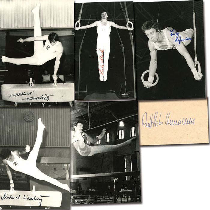 Silbermedaille im Turnen Mannschaft Mehrkampf Herren für die DDR bei den Olympischen Spielen 1980. 6 original Signaturen: Ralf-Peter Hemmann, Lutz Hoffmann (1959-1997), Lutz Mack (1976 Bronze); Michael Nikolay (2x Silber 1976,  1x Bronze 1980), Andreas Bronst, Roland Brückner ( 1976: Bronze; 1980 1x Gold, 2x Bronze). 5 S/W-Fotos und ein Blancobeleg, 14,5x10,5 bis 10,5x7,5 cm.