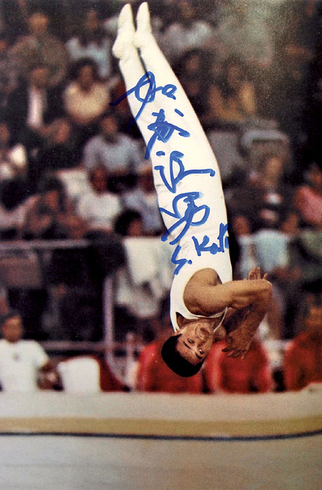 Farbreprofoto mit Originalsignatur in japanischer und lateinischer Schrift von Sawao Kato (JAP). Medaillengewinner im Turnen bei den Olympischen Spielen 1968, 1972 und 1976: 8x Gold, 3x Silber, 1x Bronze, 15x10 cm.