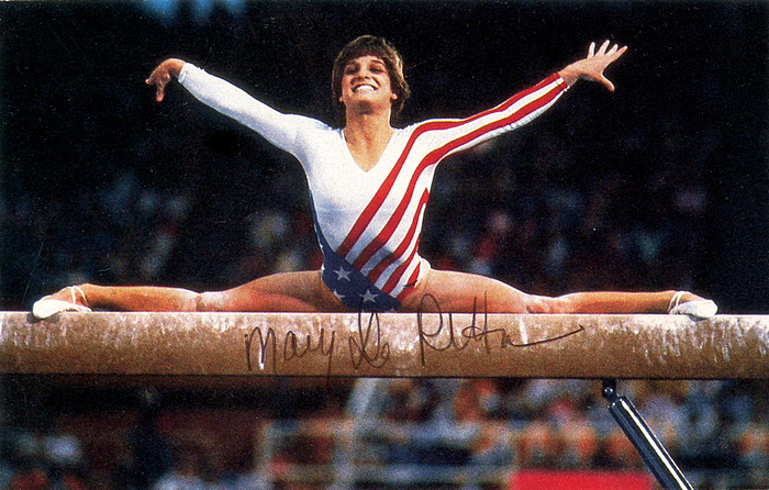 Farbmagazinfoto mit Originalsignatur von Mary Lou Retton (USA). Olympische Spiele 1984 Gold, 2x Silber und 3x Bronze im Turnen, 13x8,5 cm.