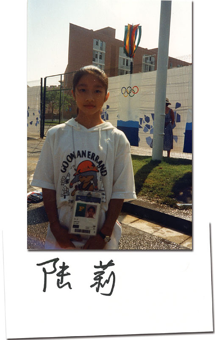 Karteikarte mit original Signatur von Li Lu (CHN). Goldmedaille bei den Olympischen Spielen 1992 im Turnen am Stufenbarren und Silber am Schwebebalken, 15x10 cm.