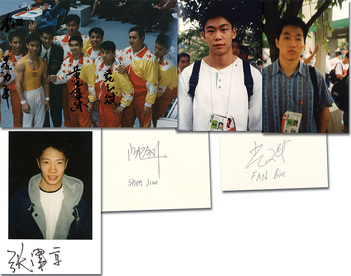 Silbermedaille im Turnen Mannschaft Mehrkampf Herren für China bei den Olympischen Spielen 1996. 7 original Signaturen. 4 auf Farbmannschaftsfoto (18x12 cm): Huang Liping, Li Xiaoshuang (1992: Gold, Silber, Bronze), Huang Huadong, Fan Hongbin. 3 weitere auf Einzelbelege:  Fan Bin (+Bronze); Shen Jian; Zhang Jinjing. 3 Karteikarten, Karteikarten 15x10 cm. KOMPLETTES TEAM.