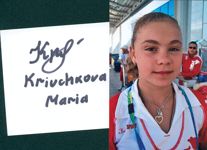 (1988-2015) Karteikarte mit original Signatur von Marija Krjutschkowa (RUS). Bronzemedaille im Mehrkampf  Mannschaft mit Rußland bei den Olympischen Spielen 2004, 15x10,5 cm Dabei Farbfoto.