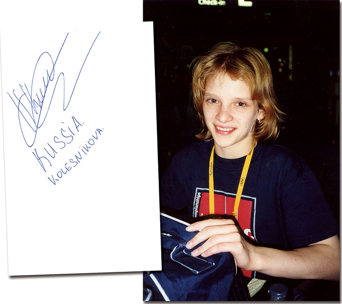 Karteikarte mit original Signatur von Anastassija Kolesnikowa RUS) signiert mit "Kolesnikowa". Sie ist mit dem Turner Drewin verheiratet und signiert nur noch mit ihrem neuen Namen! Silbermedaille mit der Mannschaft von Rußland im Turnen bei den Olympischen Spielen 2000. Karteikarte, 14x10 cm Dabei Farbfoto.
