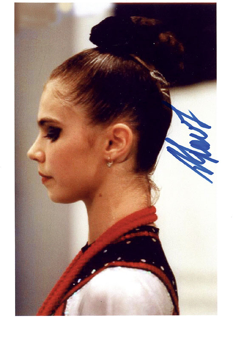 Farbdigitalfoto mit original Signatur von Alina Kabajewa (RUS). Gewann bei den Olympischen Spielen 2000 Bronze und 2004 Gold im Einzel Mehrkampf in der Rhythmischen Sportgymnastik. Sie gilt in Russland als Superstar, 15x10,5 cm.