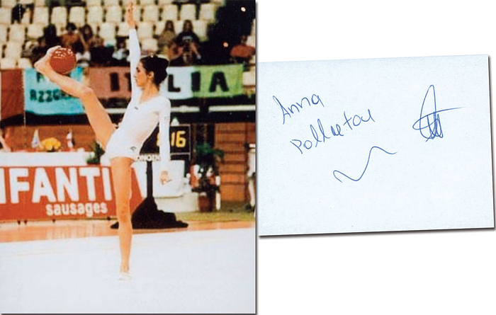 (1983-2014) Blancobeleg mit original Signatur von Anna Pollatou (GRE). Bronzemedaille in der Rhythmische Sportgymnastik Gruppe mit Griechland bei den Olympischen Spielen 2000, 9x6 cm.