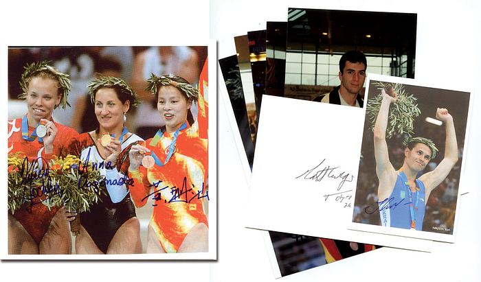 Medaillengewinnerinnen Trampolin Olympische Spiele 2004 mit frei original Signaturen auf einem Farbdigitalfoto: Gold Anna Dogonadze (GER); Silber 	Karen Cockburn  (CAN; 2000 Bronze ); Bronze 	Huang Shanshan (CHN, 2012 Silber). 11x11 cm.