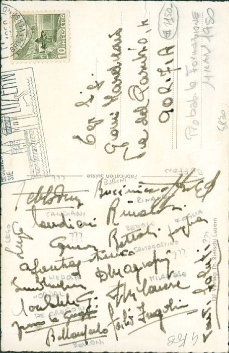 Postkarte des AC Mailand von 1950 aus der Schweiz mit 18 original Signaturen der Spieler, 14x9 cm.