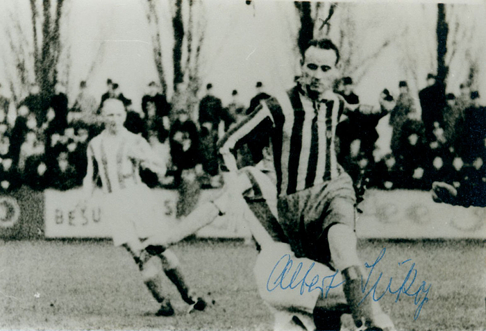 (1912-1993) s/w-Reprofoto mit Originalsignatur von Albert Sukop (Eintracht Braunschweig. 1 DFB A- Fußball-Länderspiel 1935). 13x9 cm.