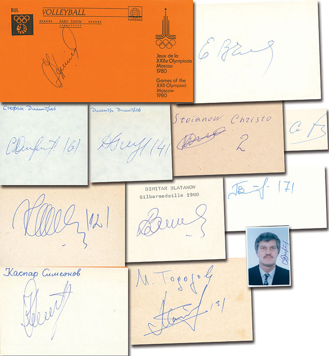 Silbermedaille im Volleyball Herren für Bulgarien bei den Olympischen Spielen 1980. Stojan Guntschew, Dimitar Slatanow, Christo Stojanow, Dimitar Dimitrow, Zano Zanow, Stefan Dimitrow, Petko Petkow, Mitko Todorow, Kaspar Simeonow, Emil Waltschew, Christo Iliew, Jordan Angelow.  1 Foto, 11 Blancobelege, 15x10 bis 5x4 cm. KOMPLETTES TEAM!.