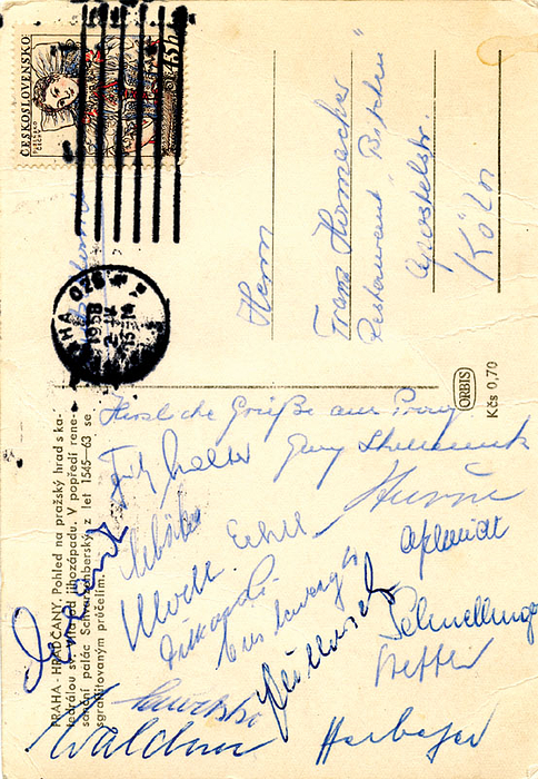 Grußpostkarte von Georg Stollenwerk vom Länderspiel gegen die CSSR am 2.4.1958 in Prag mit 16 Originalsignaturen der damaligen Trainer und Spieler. 15x10,5 cm.