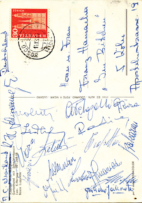Postkarte vom AC Mailand geschrieben 1965 von Karl-Heinz Schnellinger mit 16 original Signaturen der Spieler.  14,5x10,5 cm.
